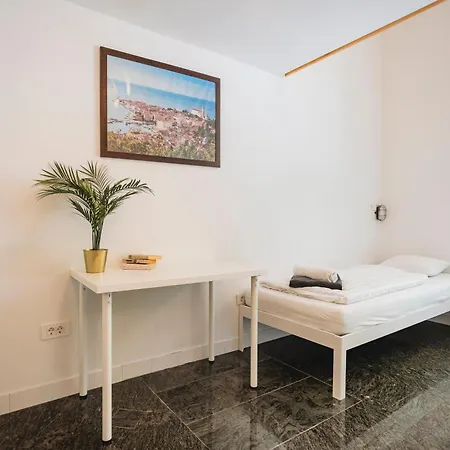 Lightbox Apartment *